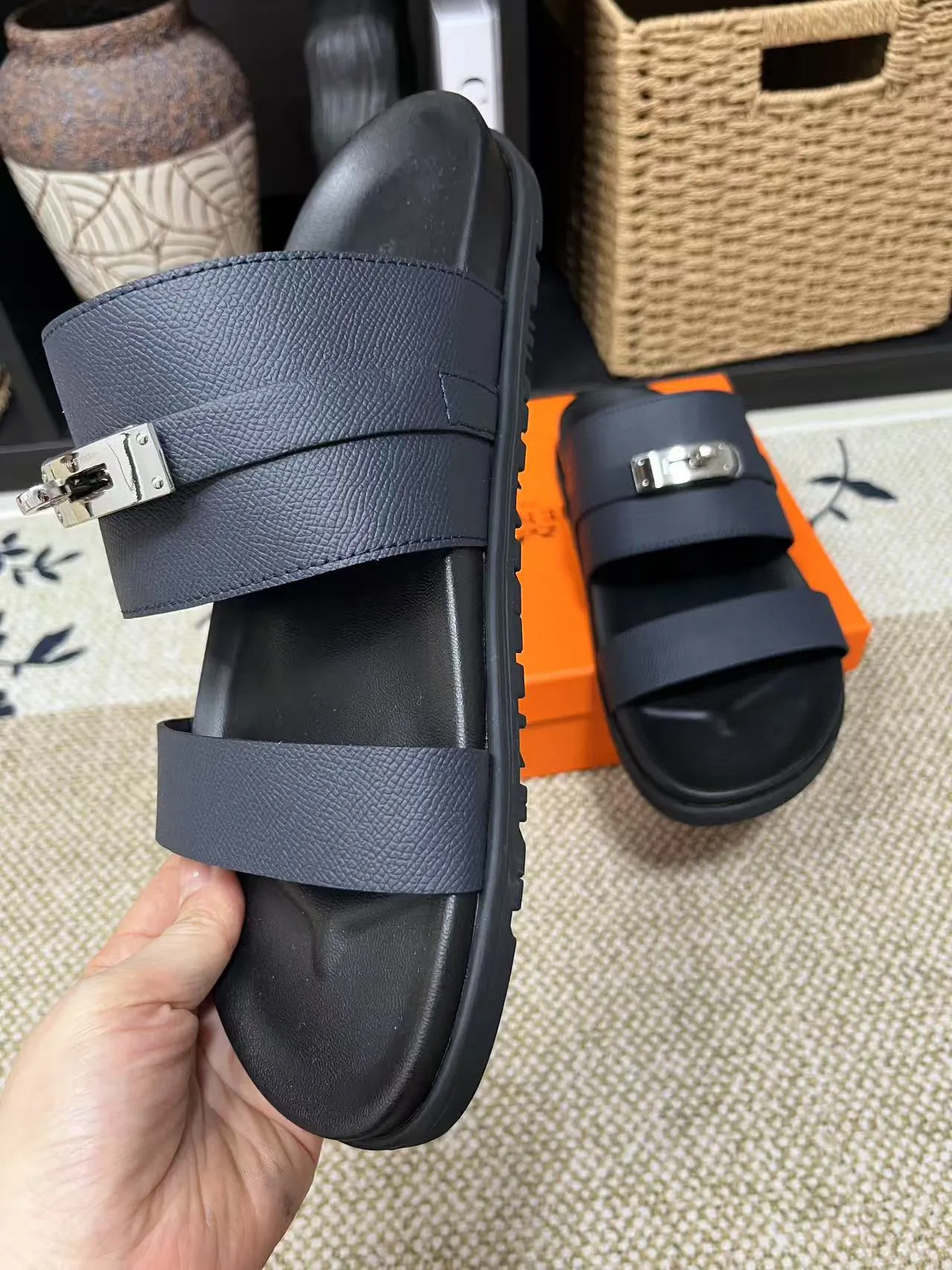 P300 Hermes men's Kazimir slippers - top-quality woven calfskin functional sandals with interwoven uppers inspired by the "H" iconic pattern to create a casual look, perfect for summer. Imported cowhide + cowhide lining + TUP outsole Size: 36-46 couple model